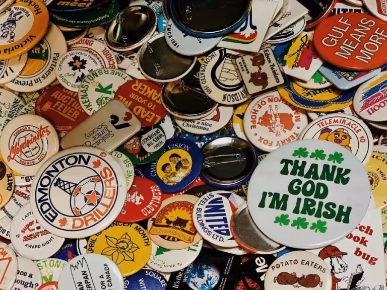How Custom Pins in Dubai Help Businesses Create A Stronger Brand